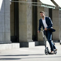 Micro Scooter Downtown 11 Micro Scooter Downtown -Croozer Verkäufe sa0171 lifestyle2